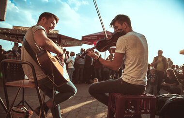 Künstlerduo mit Violine und Gitarre spielt vor Publikum. | © Heilbronn Marketing GmbH