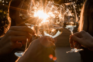 Weingläser beim Anstoßen Landgut Steng | © Jana Reichert Photography