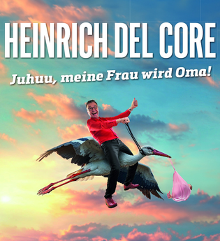 Ein Mann reitet auf einem Storch, der ein Babybündel trägt, vor einem bunten Himmel. Text: Heinrich del Core - Juhuu, meine Frau wird Oma! | © SBEntertainment GmbH & Co. KG