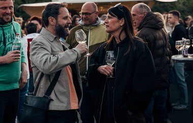 Gäste auf einem Weinfest