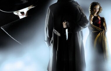 Eine mysteriöse Szene mit einem Mann im Mantel und Hut, der ein Messer hält, und einer Frau in einem roten Kleid. Nebel umgibt die Figuren. | © Gruseldinner GmbH & Co. KG