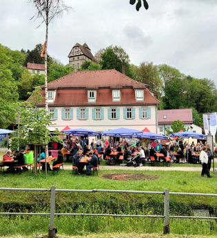Beim Wanderevent treffen sich die Wanderer vor dem Herrenhaus Buchenbach | © Touristikgemeinschaft Hohenlohe e. V. | Herrenhaus Buchenbach
