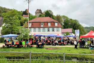Beim Wanderevent treffen sich die Wanderer vor dem Herrenhaus Buchenbach | © Touristikgemeinschaft Hohenlohe e. V. | Herrenhaus Buchenbach