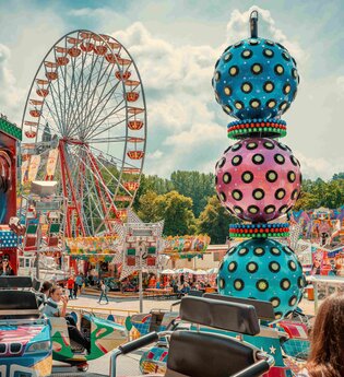 Bunte Fahrgeschäfte auf dem Jakobimarkt in Schwäbisch Hall. | © Michael Kuehneisen
