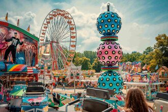 Bunte Fahrgeschäfte auf dem Jakobimarkt in Schwäbisch Hall. | © Michael Kuehneisen