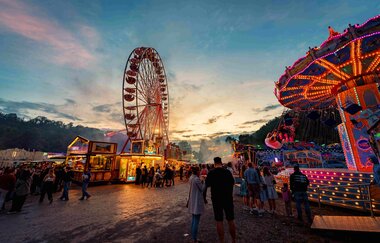 Vergnügungspark bei Sonnenuntergang | © Michael Kuehneisen