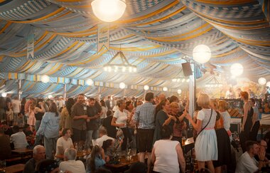 Feiernde Gäste im Festzelt auf dem Jakoimarkt | © Michael Kuehneisen