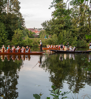 Zwei Boote mit Musikern auf einem Fluss, umgeben von Bäumen. | © Stadtverwaltung Vaihingen an der Enz