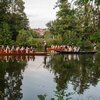 Zwei Boote mit Musikern auf einem Fluss, umgeben von Bäumen. | © Stadtverwaltung Vaihingen an der Enz