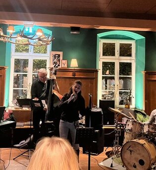 Jazz-Session mit dem Wolfgang van Göns Trio feat. Astrid Tischmeyer | © rechtefrei