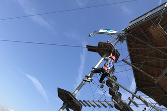 Auf dem Kletterturm klettert eine Person mit Absicherung | © Touristikgemeinschaft Hohenlohe e. V. | DAV Heilbronn