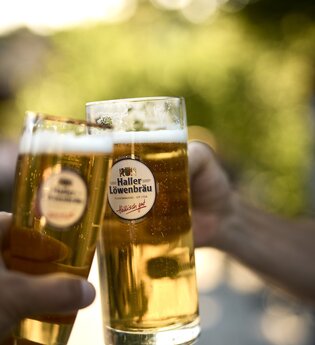 Anstoßen mit zwei Biergläsern | © Tourimia Tourismus GmbH | Stefan Leitner Photography