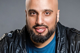 Porträt eines Mannes mit Glatze und Bart in Lederjacke vor grauem Hintergrund. | © Konzertkreis Triangel Compagnia Compostelli e.V.