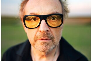Mann mit gelber Brille und ernstem Blick im Freien. | © Konzertkreis Triangel Compagnia Compostelli e.V.
