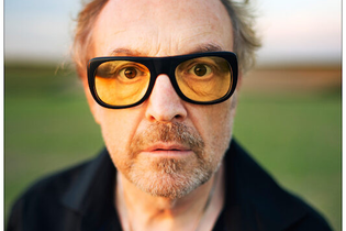 Mann mit gelber Brille und ernstem Blick im Freien. | © Konzertkreis Triangel Compagnia Compostelli e.V.