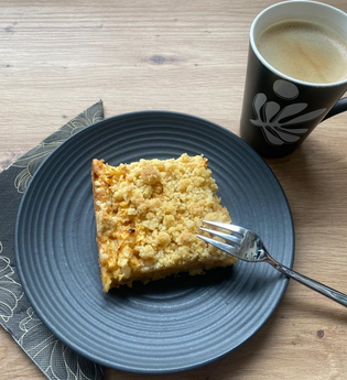 Kaffeegedeck mit einem Stück Apfelkuchen und einer Tasse Kaffee | © Stadt Bad Rappenau