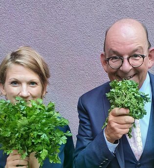 Zwei Personen halten sich einen Büschel Petersilie vors Gesicht. | © Nikola Richter