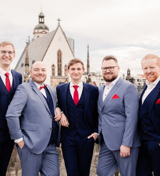 Fünf Männer in Anzügen posieren auf einer Terrasse mit einer Kirche im Hintergrund. | © Kammerkonzerte Schwäbisch Hall e.V.