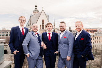 Fünf Männer in Anzügen posieren auf einer Terrasse mit einer Kirche im Hintergrund. | © Kammerkonzerte Schwäbisch Hall e.V.