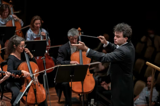 Dirigent leitet Orchester mit Streichern auf einer Bühne. | © Kammerkonzerte Schwäbisch Hall e.V.