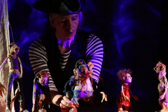 Schauspieler im kapitänskostüm mit Spielfiguren