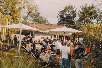 Fest mit Liegestühlen und Schirmen außerhalb