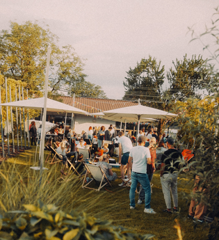 Fest mit Liegestühlen und Schirmen außerhalb | © Neckar-Zaber-Tourismus e.V.