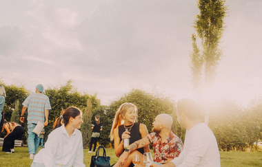Leute sitzen auf einer Picknickdecke und trinken Wein etc. | © Neckar-Zaber-Tourismus e.V.