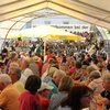 Festzelt mit vielen Gästen