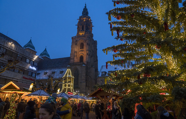 Abendlicher beleuchteter Marktplatz mit großem Weihnachtsbaum und der Kilianskirche im Hintergrund. | © Heilbronn Marketing GmbH