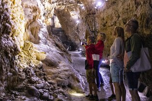Besuchergruppe betrachten die Tropfstein-Formationen in der Eberstadter Tropfsteinhöhle | © Touristikgemeinschaft Odenwald e.V._Barbara Wagner