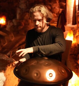 Klangmeditation in der Salzgrotte mit Handpan. | © Solbad Schwäbisch Hall GmbH