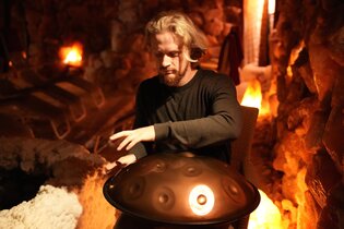 Klangmeditation in der Salzgrotte mit Handpan. | © Solbad Schwäbisch Hall GmbH