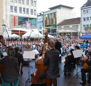 Blick von Bühne mit Orchester auf den gut gefüllten Kiliansplatz | © Heilbronn Marketing GmbH