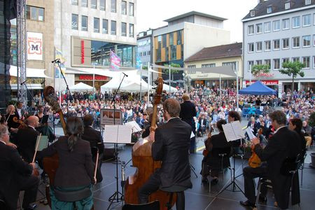Blick von Bühne mit Orchester auf den gut gefüllten Kiliansplatz | © Heilbronn Marketing GmbH