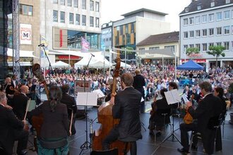 Blick von Bühne mit Orchester auf den gut gefüllten Kiliansplatz | © Heilbronn Marketing GmbH
