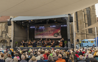 Bühne vor der Kilianskirche, im Vordergrund Publikum | © Heilbronn Marketing GmbH