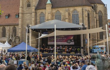 Gut mit Besuchern gefüllter Kiliansplatz, im Hintergrund Bühne vor der Kilianskirche | © Heilbronn Marketing GmbH