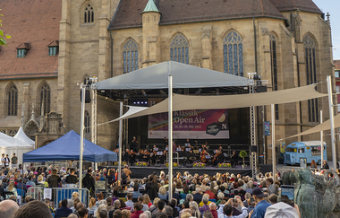 Gut mit Besuchern gefüllter Kiliansplatz, im Hintergrund Bühne vor der Kilianskirche | © Heilbronn Marketing GmbH