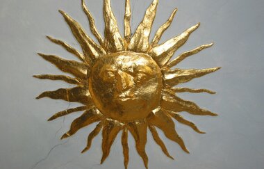 Die vergoldete Sonne oberhalb der Berwarttreppe | © Residenzschloss Mergentheim