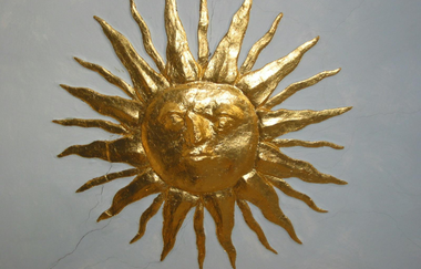 Die vergoldete Sonne oberhalb der Berwarttreppe | © Residenzschloss Mergentheim