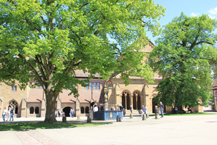 Kloster Maulbronn Blick auf die Westfassade mit Brunnen | © Stadt Maulbronn