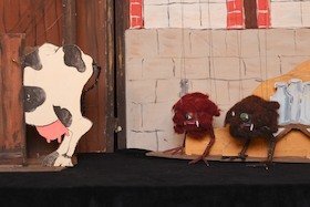 Foto von Puppentheater, abgebildet ist eine Kuh aus Papier und 2 Puppen | © Knurps Puppentheater