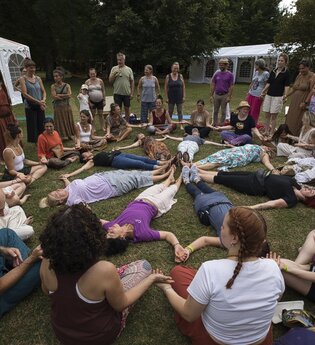 Menschengruppe im Kreis beim Yoga | © Kulturverein Kasinogesellschaft 1835- 2.0 e.V.