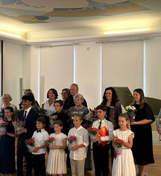 Schüler/innen und Dozententeam des Schwetzinger Klavierstudios Worm-Sawosskaja für begabte Kinder und Jugendliche. | © Klavierstudio Worm-Sawosskaja