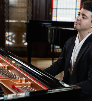 Künstler am Flügel