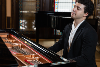 Künstler am Flügel