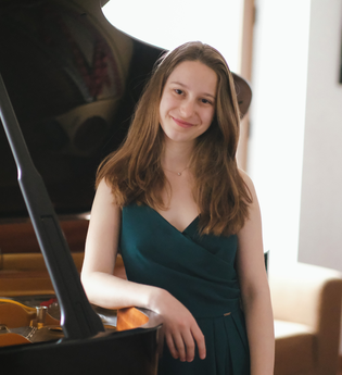 Künstlerin vor einem Flügel