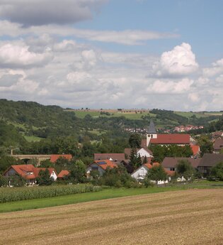 Das Dorf Hohebach schmiegt sich an die Jagst | © Touristikgemeinschaft Hohenlohe e. V. | Marion Schlund