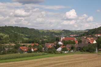Das Dorf Hohebach schmiegt sich an die Jagst | © Touristikgemeinschaft Hohenlohe e. V. | Marion Schlund